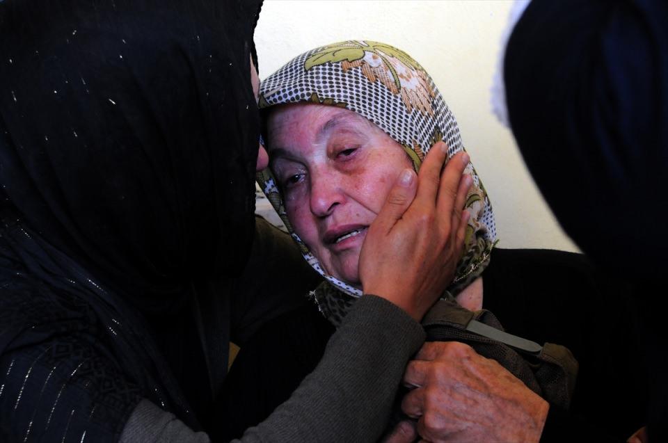 <p>Van'ın Çaldıran ilçesinin Tendürek Dağı bölgesinde güvenlik güçlerince yürütülen operasyonlarda, terör örgütü PKK militanları ile çıkan çatışmada şehit düşen Astsubay Üstçavuş Suat Petek'in (36) cenazesi, memleketi Osmaniye'nin Kadirli ilçesinde toprağa verildi. Törende, şehidin annesi Elif (sol 2) ve kardeşi Oğuzhan (sağ 2) Helvacı'yı yakınları teskin etmeye çalıştı.</p>
