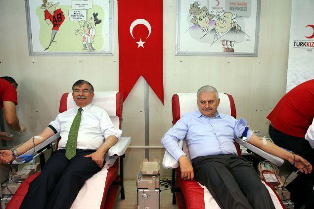 <p>Türk Kızılayı'nın son yıllarda büyük mesafe katettiğini belirten Başbakan Yıldırım, 'Eski yılları hatırlayın, Kızılay Kongreleri'nde kavga, gürültü, hizipleşme ve asırlık Kızılay yorgun düştü. Ama Ak Parti iktidarında Kızılay tekrar şaha kalktı' diye konuştu.</p>