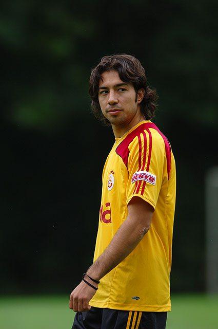 <p><strong>EMRE GÜNGÖR </strong></p>
<p> </p>
<p>Asıl mevkiisi stoper olan Emre Güngör, A Milli Takım'ın da önemli isimlerindendi. EURO 2008'de forma giyen Emre, Galatasaray'da zaman zaman sağ bek pozisyonunda da görev alıyordu.</p>