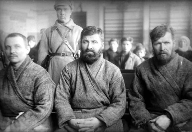 <p>Moskova Yargılamaları ile 1936-38 arasında girişilen tasfiyede 1924'te ölen Lenin ve hali hazırda iktidarı elinde tutan Stalin dışında 1917 devrimini yapan tüm lider kadro "karşı devrimcilikle" suçlandı.</p>