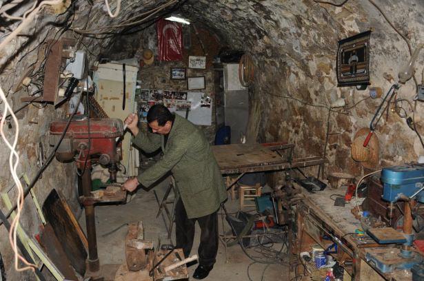 <p>&nbsp;Tarihi Demirciler &Ccedil;arşısında zaman zaman kanun eşliğinde y&uuml;kselen Arap&ccedil;a, K&uuml;rt&ccedil;e, T&uuml;rk&ccedil;e ve S&uuml;ryanice şarkılar, turistler ile alışverişe gelen vatandaşların b&uuml;y&uuml;k ilgisini &ccedil;ekiyor.</p>

<p>&nbsp;</p>
