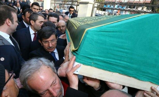 <p> Başbakan Ahmet Davutoğlu, yakın arkadaşı Ulvi Halim Kadıoğlu'nun Bahçelievler Mehmet Ülker Camisi'nde kılınan cenaze namazına katıldı.</p>
