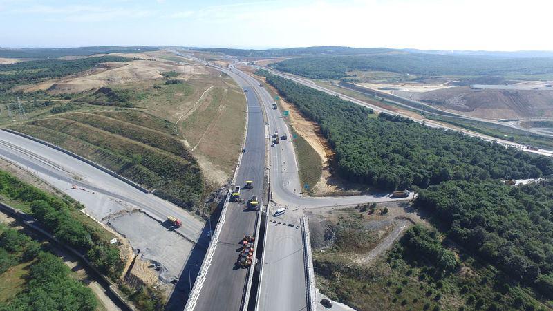 <p>Bu yönüyle üzerinde raylı sistem bulunan dünyanın en uzun asma köprüsü Yavuz Sultan Selim Köprüsü olacak. Bu dev projeyi de 26 Ağustos’ta hizmete almayı planlıyoruz."</p>