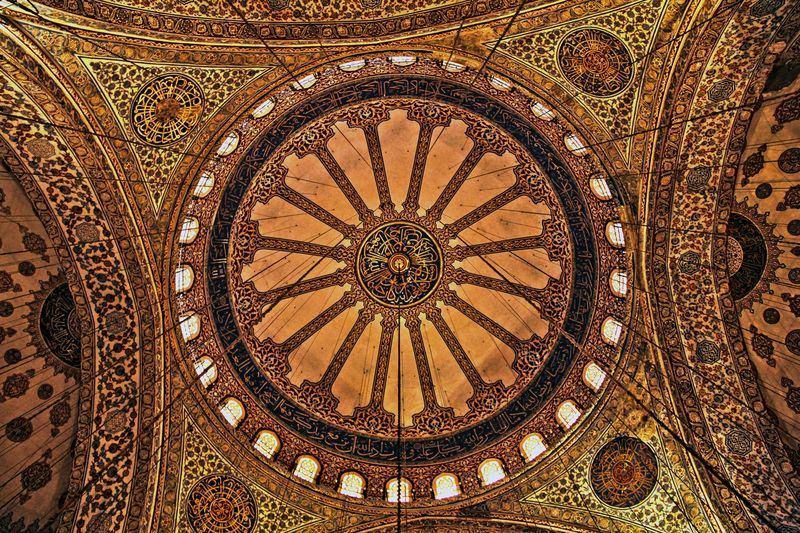 <p>Hikâyeye göre, dönemin padişahı I. Ahmet yaptırmak istediği caminin mimarı Sedefkar Mehmet Ağa’ya minarelerin altından yapılmasını emretmiştir. </p>
