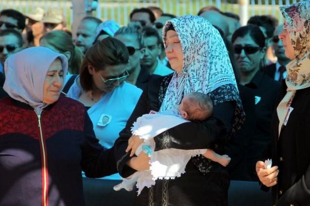 <p>"30 yıldan fazla bu ülkeye ihanet eden bu terör örgütünün siyasi koluna da bir çift sözüm var. Sizin o şehit ailesinin acısına söyleyecek bir sözünüz var mı Siz bu şehit ailesine ve şehidin daha bir aylık olan yetim çocuğuna ne diyeceksiniz " diyen Şen, sözlerini şöyle sürdürdü:</p>