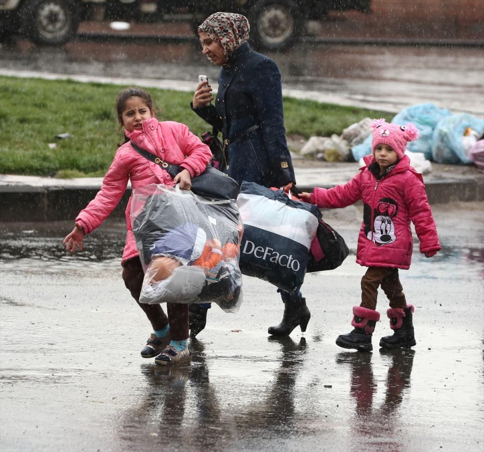 <div>Diyarbakır'da vatandaşlar terörden kaçıyor</div>

<div> </div>
