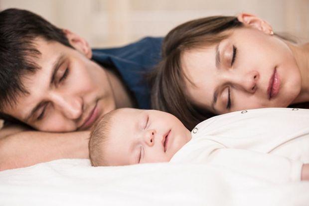 <p>7- Ani bebek ölümü sendromunu arttıracağından dolayı bebeğinizle beraber aynı yatakta yatmamalısınız.</p>
