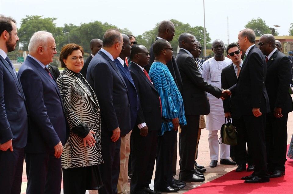 <div>Resmi ziyaret için Gana'nın başkenti Akra'da bulunan Cumhurbaşkanı Erdoğan'ı, Başkanlık Sarayı'na gelişinde tören birliği karşıladı.</div>

<div> </div>

