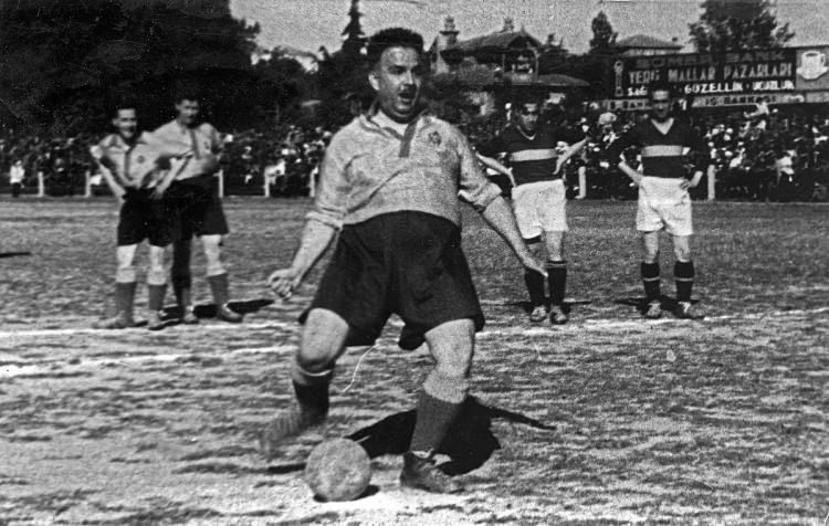 <p>Galatasaray ile Fenerbahçe, Fenerbahçe Stadı'nda karşı karşıya geldi. Galatasaraylı Yusuf Ziya Öniş penaltı kullanırken. 1930</p>
