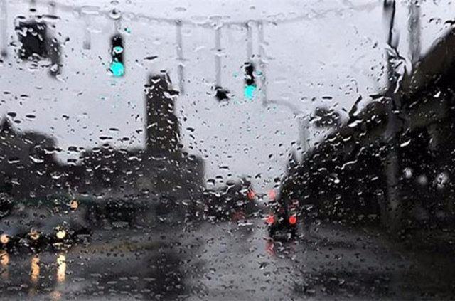<p>Meteoroloji'den yapılan açıklama,"Doğu Akdeniz'de devam eden yağışların etkisini artırarak Osmaniye il geneli ile Hatay'ın kuzey kesimleri ve Kahramanmaraş'ın batı ilçelerinde kuvvetli ve yer yer çok kuvvetli olması beklendiğinden yaşanabilecek olumsuzluklara karşı (su baskını, yıldırım, ulaşımda aksamalar vb.) dikkatli ve tedbirli olunması gerekmektedir" denildi. </p>
<p> </p>