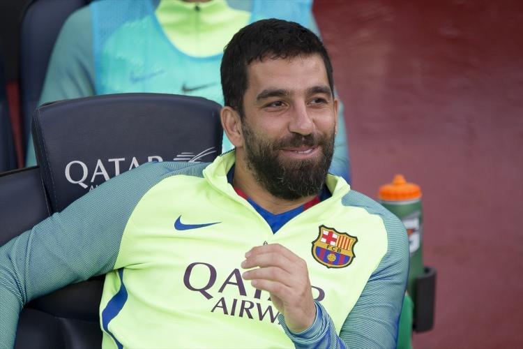 <p>Katalanların kesin olarak göndereceği ifade edilen milli futbolcumuz Arda Turan'ın daha önceleri Barça’da devam etmek istediği ancak son haftalarda bu kararını değiştirdiği ifade edildi.</p>
