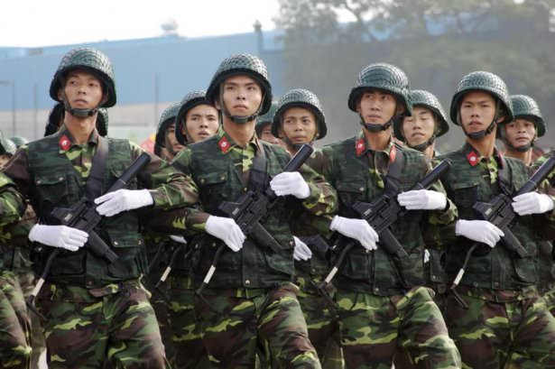 <p>23- Vietnam<br />
<br />
Savaş durumunda askere çağırılabilecek nüfus: 50,645,430<br />
Tank sayısı: 3,200<br />
Uçak sayısı: 413<br />
Nükleer başlık sayısı: 0<br />
Uçak gemisi sayısı: 0<br />
Denizaltı sayısı: 1<br />
Savunma Bütçesi(dolar): 3,365,000,000</p>