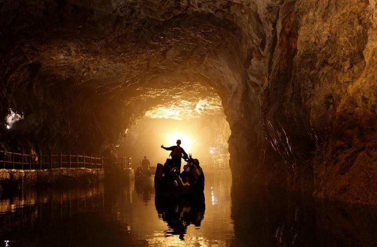 <p>Kuzey Tayvan'da bulunan su tünelinde geleneksel bir botla gezen turistler.</p>
<p> </p>