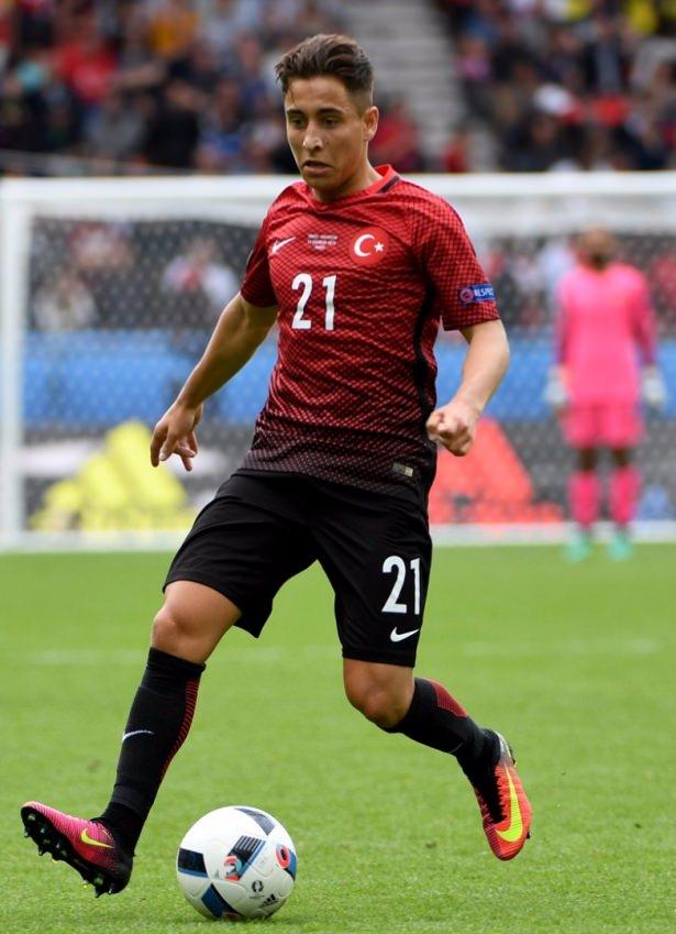 <p>"İŞTE O ÇOCUK" - SKY Sport kanalının yorumcuları, 69. dakikada Emre Mor oyuna girdiği sırada, "İşte o çocuk. Dikkatlerimizi ona vermemiz lazım, çünkü bu çocuk gerçekten futbol oynamayı çok iyi biliyor" ifadelerini kullandı.</p>