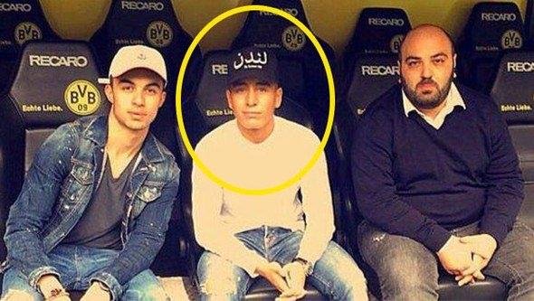<p>Geçtiğimiz temmuz ayında yeni kulübü Borussia Dortmund'un stadını gezerken, üzerinde Arapça 'Londra' yazan bir şapka taktığı için eleştirilen genç futbolcu bu kez montuyla Twitter'ı salladı.</p>
