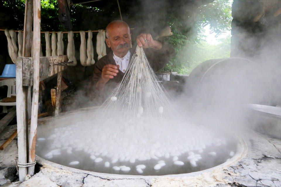 <p>Babasının yanında öğrendiği meslekte ocak ocak gezerek tecrübe kazandığını aktaran Büyükaşık, şöyle devam etti:</p>

<p> </p>
