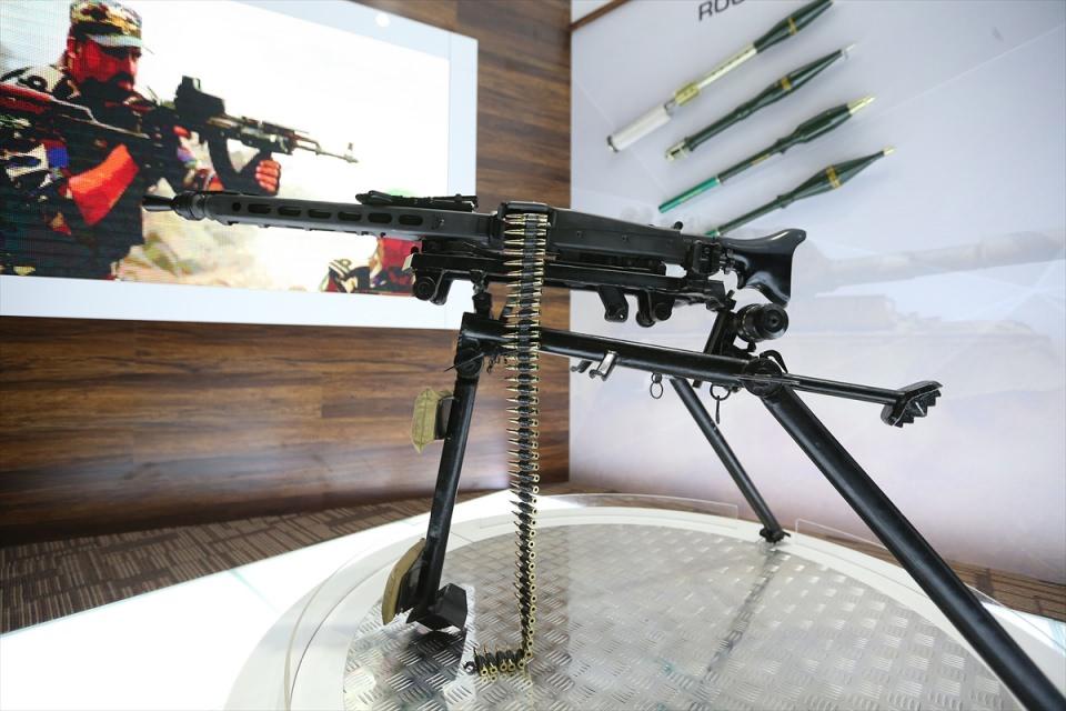 <p>Fuarda etkin bi&ccedil;imde temsil edilen T&uuml;rkiye&rsquo;den aralarında Savunma Sanayi M&uuml;steşarlığı, Makine Kimya End&uuml;strisi, Roketsan, Hava Elektronik Sanayi (HAVELSAN), Savunma Teknolojileri M&uuml;hendislik'in (STM) de bulunduğu &ccedil;ok sayıda T&uuml;rk firması son teknoloji &uuml;r&uuml;nlerini sergiledi.</p>
