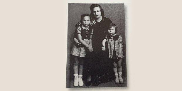 <p>Sadberk Hanım iki küçük kızıyla birlikte. 1945.</p>
<p> </p>