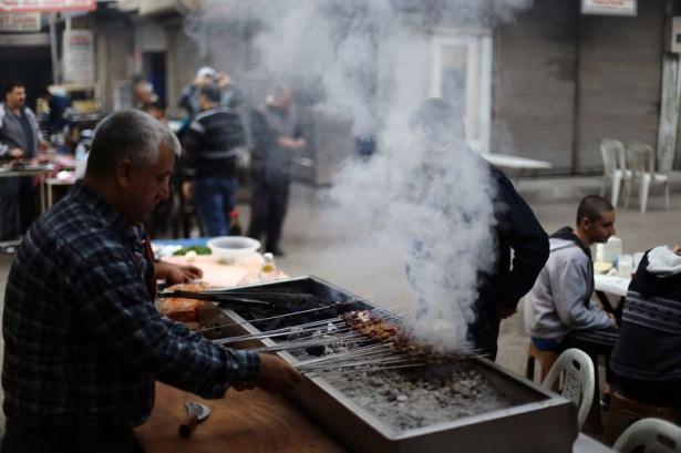 <p>Müşterilerin gelmeye başlamasıyla "duman altı" olan sokakta vatandaşlar, geleneksel kahvaltı masasındaki zeytin, peynir ve reçel gibi ürünler yerine bol acılı ciğer kebabı yiyor, çay yerine şalgam suyu içiyor.</p>

<p> </p>
