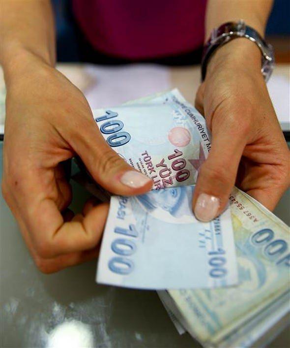 <p>16- İşyeri değişikliğinden ne olacak?<br />
<br />
Başka bir işyerine geçildiğinde eğer o işyeri de otomatik katılım kapsamında ise çalışanın daha önceki işyerinde kazandığı birikim, emeklilik süresi gibi haklar yeni işyerindeki emeklilik planına aktarılacak. Yeni işyeri otomatik katılım kapsamında değilse, çalışan isterse, önceki işyerindeki sözleşme kapsamında ödemeleri kendi yapabilir, BES’ini kendi devam ettirebilir. Çalışanın böyle bir talebi olmazsa, emeklilik sözleşmesi son bulur.</p>
