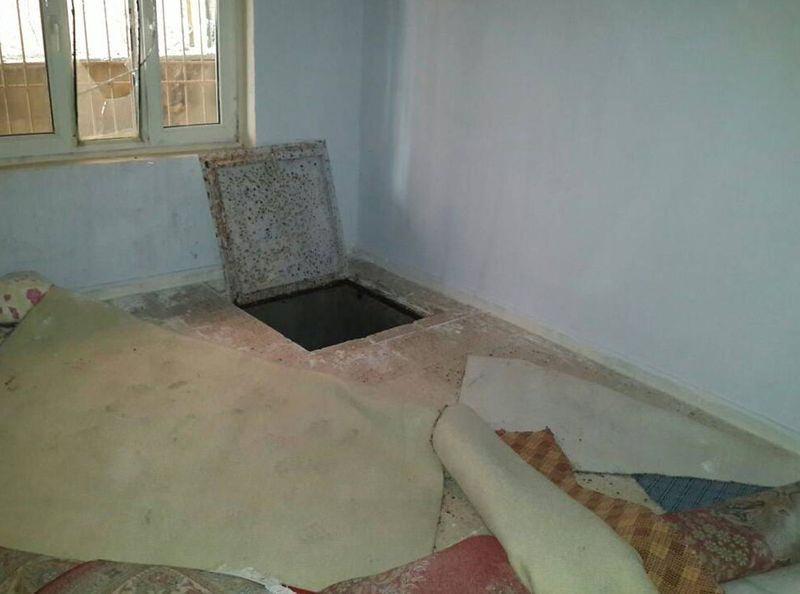 <p>Sokakları, evleri el yapımı patlayıcılar ile tuzaklayan gözünü kan bürümüş teröristler İl Halk Kütüphanesi'ni de tahrip etti. </p>
<p> </p>