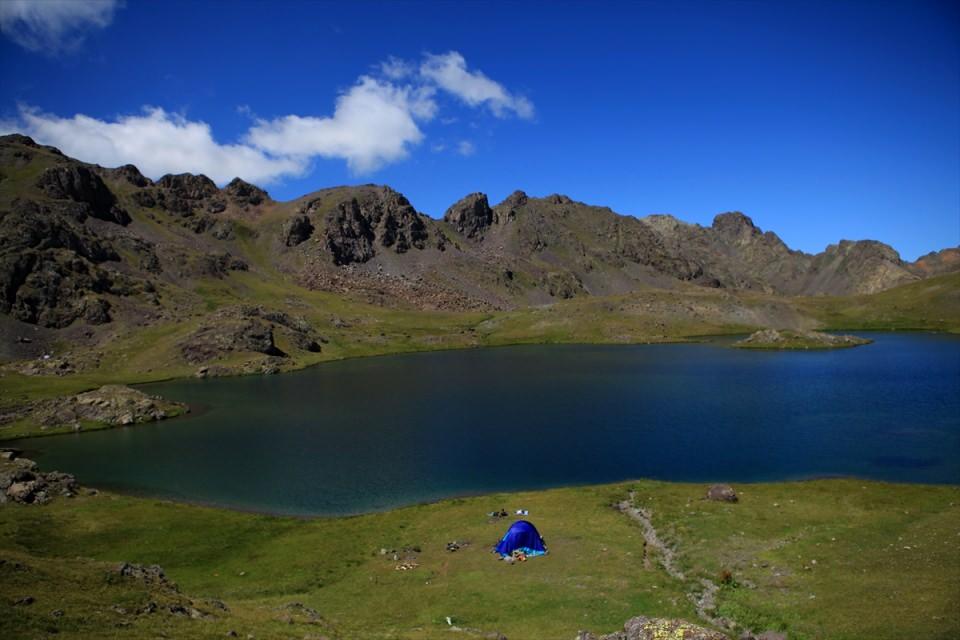 <p>Rize ile Erzurum sınırında bulunan Yedigöllerin son dönemde çok gündemde olduğunu ifade eden Ak, "Doğa severlerin önemli bir uğrak yeri. Fotoğraf çekmek ve güzel bir hafta sonu geçirmek için bizde bölgeye geliyoruz. Çektiğimiz fotoğraflarla da ülkemizi tanıtmaya çalışıyoruz." dedi.</p>

<p> </p>
