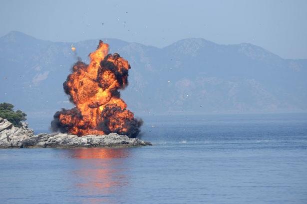 <div>Tatbikatın ilk bölümünde SAT ve SAS timlerinin harekatları yapıldı. Bu kapsamda, denizde sürüklenen mayınlar SAS timlerince, kıyıdaki hedefler ise SAT timleri tarafından imha edildi.</div>
<div> </div>