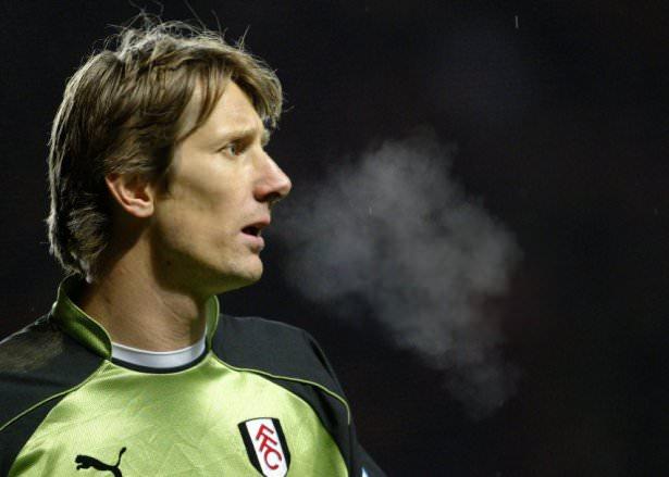 <p><strong>19- Edwin van der Sar</strong><br />
<br />
İngiliz takımı FC Fulham, Hollandalı milli kaleci Edwin van der Sar için 10.3 milyon Euro'yu İtalyan takımı Juventus Turin'e ödediğinde, dünyaca ünlü file bekçisi 31 yaşındaydı. Fulham'da 4 sezon kalan Edwin van der Sar, 4 milyon Euro karşılığında Manchester United'a geçti ve ikinci baharını yaşadı. Manchester United'la 4 lig şampiyonluğu, bir kupa ve bir de Şampiyonlar Ligi şampiyonluğu yaşadı. Sar, kariyerini 2011 yılında sona erdirdi.</p>