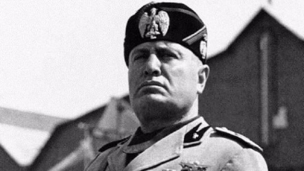 <p><strong>Benito Mussolini</strong><br />
Hükümdarlık Süresi: 1922-1943<br />
<br />
Şiddet içeren bir yönetim sistemine sahip olan Mussolini yönetiminin düşmesi üzerine Temizleme kampına toplattığı 35 bin kişiden 18 binini katletti.</p>
