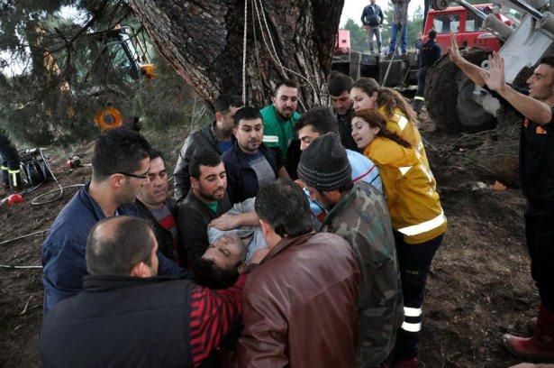 <p>Sıkıştığı yerde yaralanan ve kendi imkanlarıyla çıkamayan Karagöz, çevrede bulunanlar tarafından çağrılan iş makineleriyle kurtarılmaya çalışıldı.</p>
<p> </p>