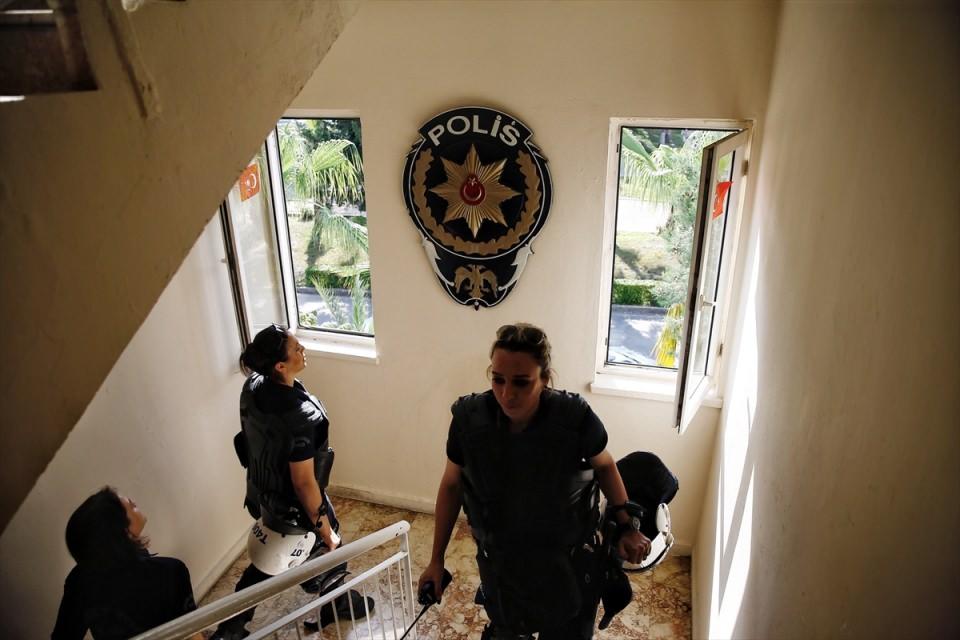 <p>"Her sabah üniformamızı giyerken, palaskamızı takarken şükrediyoruz." diyen Çınar, vatan ve bayrak aşkı nedeniyle zorlukları göğüslemenin kolay olduğunu belirtti.</p>
<p><em>Vatanı, kızını korur gibi koruduğunu ifade eden Çınar, şunları kaydetti:</em></p>
<p> </p>