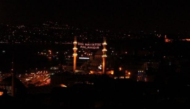 <p><strong>Eminönü Yeni Camii</strong><br />
Merkezi konumu nedeniyle yerli ve yabancı turistlerin ilk uğradığı yerlerden biri Eminönü Yeni Camii. Ramazan ayında da yanı başında bulunan Mısır Çarşısı ve restoranlar nedeniyle büyük ilgi görüyor.</p>
