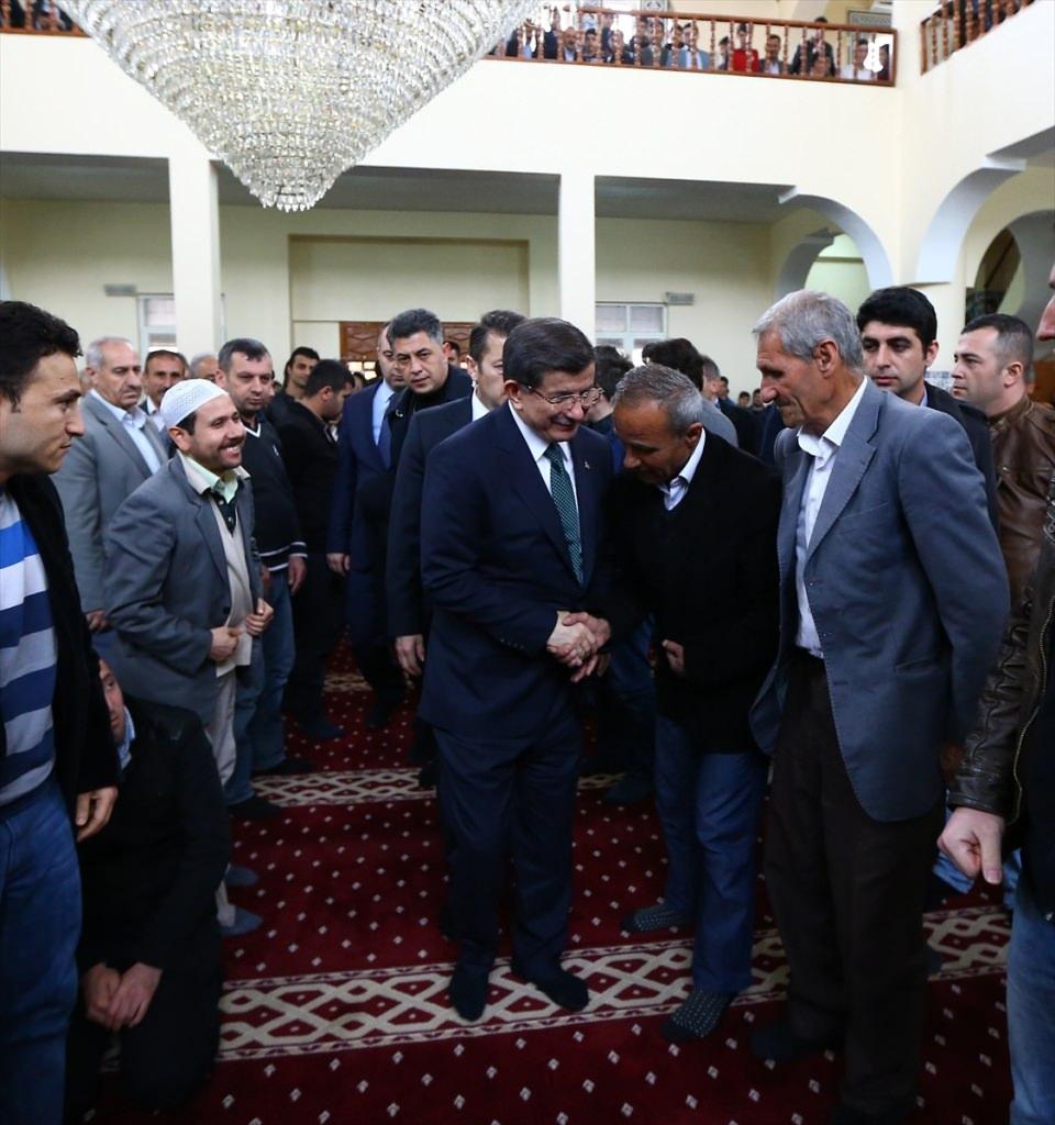 <p>Başbakan Ahmet Davutoğlu Cuma namazını Şırnak'ın Silopi ilçesinde kıldı.</p>
<p> </p>