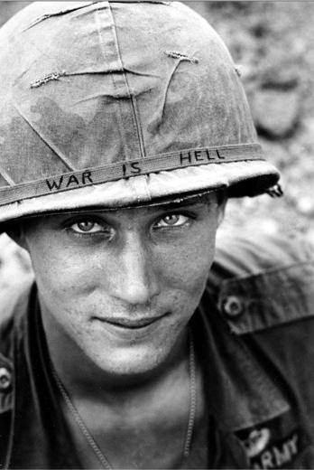 <p>Vietnam Savaşı’nda bir asker miğferindeki “savaş cehennemdir” yazısıyla, 1965</p>
