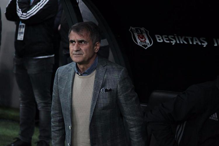 <p><strong>TRABZONLA OYNAMAK, ATEŞLE OYNAMAKTIR</strong></p>

<p>Fenerbahçe'yi 2010-2011 sezonu için hedef tahtasına koyan Şenol Güneş, "Oynadığınız kitleye dikkat edin. Trabzonspor'la oynamak, ateşle oynamaktır"</p>
