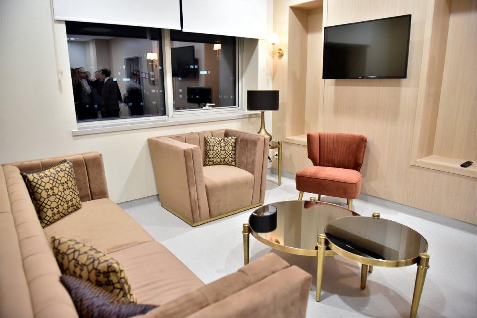 <p><strong>5 YILDIZLI OTEL KONFORUNDA</strong></p>
<p>1.300 yataklı hastaneyi basın mensuplarına gezdiren Bakan Akdağ, son derece modern teknolojilerle donatılan hastaneyle ilgili olarak "Hastayı muayene edebileceğimiz 280 odamız var.</p>