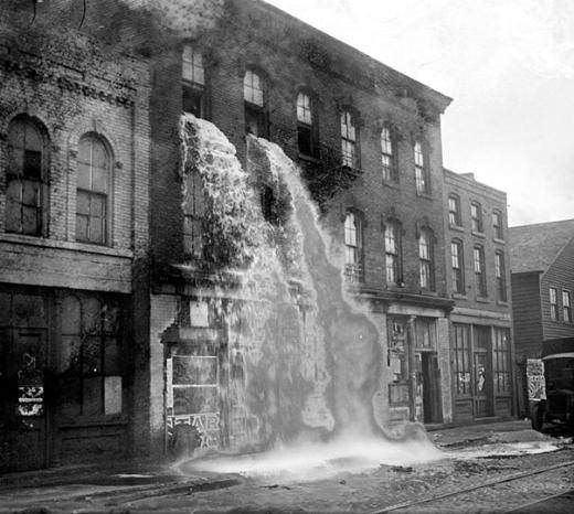 <p>Detroit’te yasadışı alkollere getirilen yasağın ardından içkiler böyle imha edildi, 1929</p>