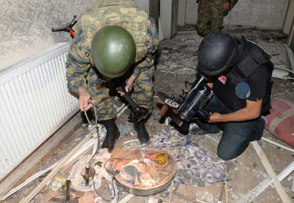 <p>Güvenlik güçleri, evlerde yaptıkları aramalarda, 3 tabanca, ikişer uzun namlulu silah, av tüfeği, roketatar mühimmatı ve akü, 2 bin 300 mermi, 96 el bombası, bir dürbün, çok sayıda el yapımı patlayıcı ve bunların yapımında kullanılan gereç ile tıbbi ve yaşam malzemesi ele geçirdi.</p>

<p> </p>

