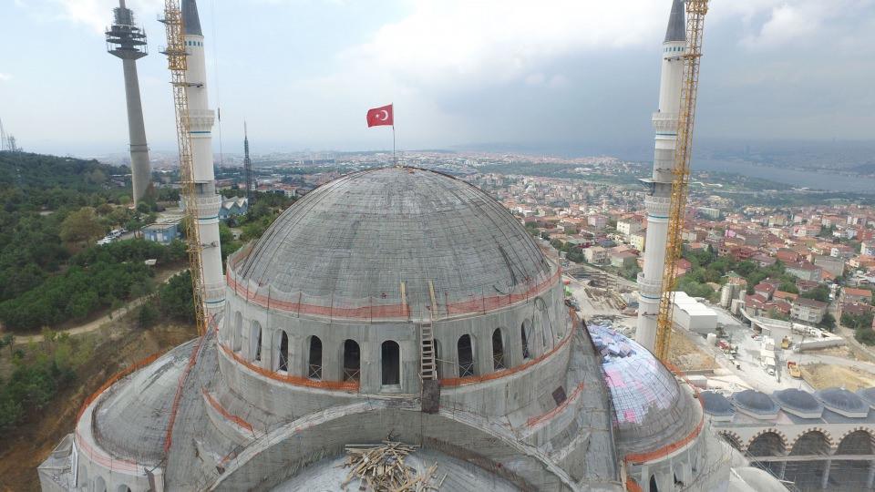 <p>Yapımına yaklaşık 36 ay önce başlanan Cumhuriyet tarihinin en büyük camisi, Çamlıca Camisi inşaatında 72 metre yüksekliğindeki dev kubbe tamamlanarak üzerine Türk bayrağı çekildi.</p>
