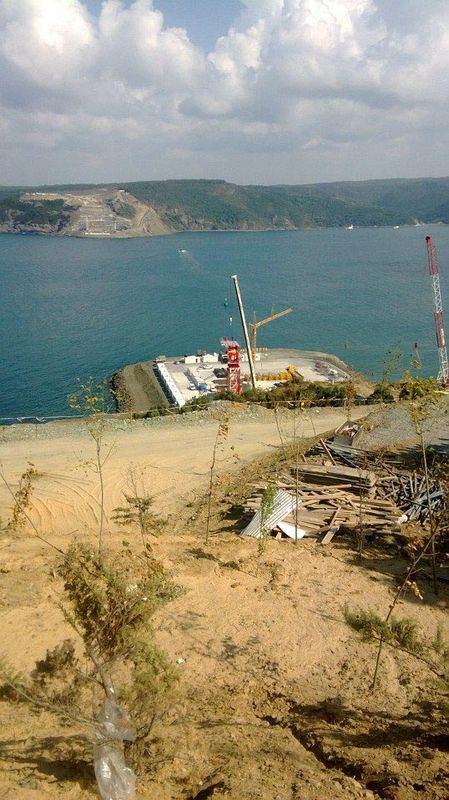 <p>Proje kapsamında kesilen ağaçlar nedeniyle sık sık tartışmalara da konu olan üçüncü köprünün yapımında kullanılan bir kule vinçten çekilip, sosyal paylaşım sitesinde paylaşılan fotoğraflar, ayakların son halini gözler önüne serdi.</p>

<p> </p>
