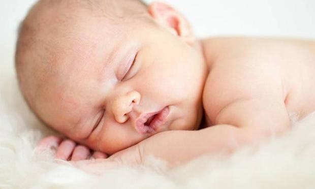 <p>Uykunun hafif evresi olan kolayca uyanan bebekler, rüya görürken bazı sesler de çıkarabilirler. </p>
