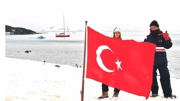 <p><strong>ANTARTİKA’YA UZAY ÜSSÜ</strong><br />
<br />
<span style="color:rgb(255, 255, 255)">Ulaştırma, Denizcilik ve Haberleşme Bakanı Binali Yıldırım’ın desteğiyle 2012’de başlatılanAntarktika’da üs kurma çalışmaları devam ediyor. Bu kapsamda geçtiğimiz aylarda bilim insanlarından oluşan 13 kişilik ekip araştırmalar yapmak üzere Antartika’ya gitti.</span></p>