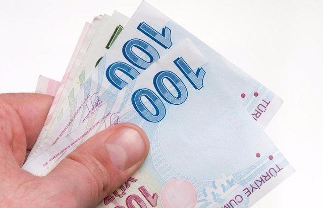 <p>Emeklilik koşullarını yerine getiren SSK ve BAĞ-KUR’lular gelecek yıl yerine 31 Aralık 2016 tarihine kadar emekliye ayrıldıklarında, yıl başında getirilen 100 liralık seyyanen artıştan yararlanacaklar ve yaşamları boyunca her ay 100 lira daha fazla aylık alacaklar.</p>

<p> </p>

<ul>
</ul>

<ul>
</ul>

<ul>
</ul>
