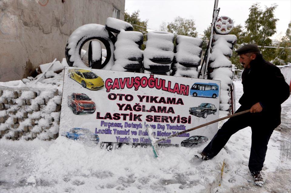 <p>Ardahan-Posof karayolununun yanı sıra Merkez, Göle ve Hanak ilçelerinde toplam 17 köyle ulaşım sağlanamıyor. İl özel idaresi ekipleri bu yollarda karla mücadele çalışmalarını sürdürürken, Ardahan-Posof karayolunda da ekipler harekete geçti. </p>