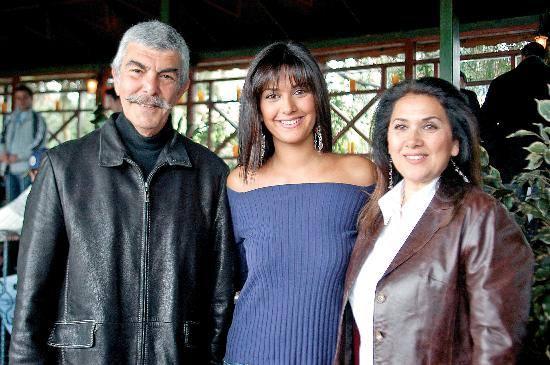 <p>Bergüzar Korel'in babası <strong>Tanju Korel</strong> ve annesi</p>