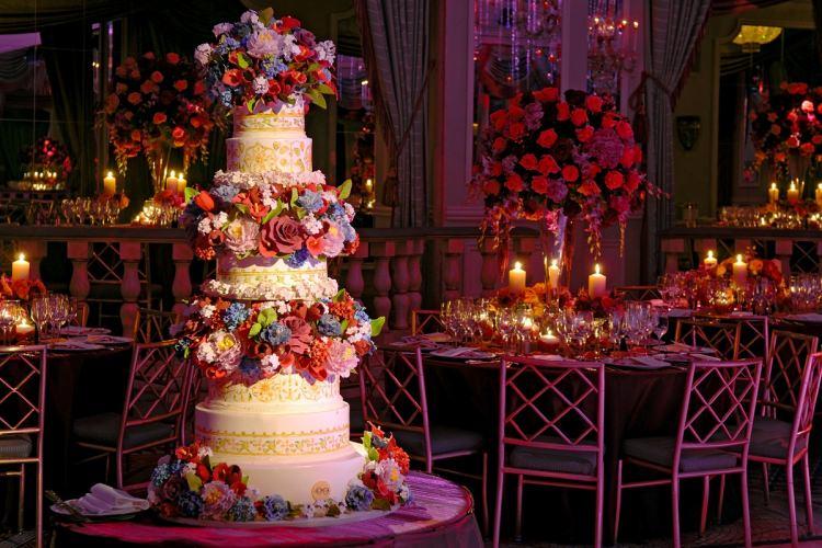 <p>Düğünleri en tatlı ve heyecanlı anı pasta kesimidir. İşte her yönüyle muhteşem düğünün olmazsa olmaz pastalarında 2017 trendleri...</p>

