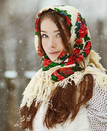 <p>Kış aylarında başımızı soğuktan daha iyi koruyabilmemiz için tasarlanan <strong>yün ve pamuk dokulu şallar</strong>, genç kadınların gözdesi!</p>
