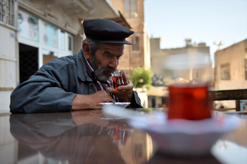 <p>"Mardin'de sokaklar merdiven olduğu için hamallık çok zor. Taşıdığım yükün zorluğunu gözüm, kalbim ve dizim bilir. Son zamanlarda artık yapamıyorum. Bu iş beni bitirdi. Güç kuvvet kalmadı. Yaşım 80'i geçti kolay değil. 60 sene hamallık yaptım. Evimize çocuklarımıza ekmek götürmek için yaz, kış demeden çalıştık. Alın terimle para kazandım." </p>
