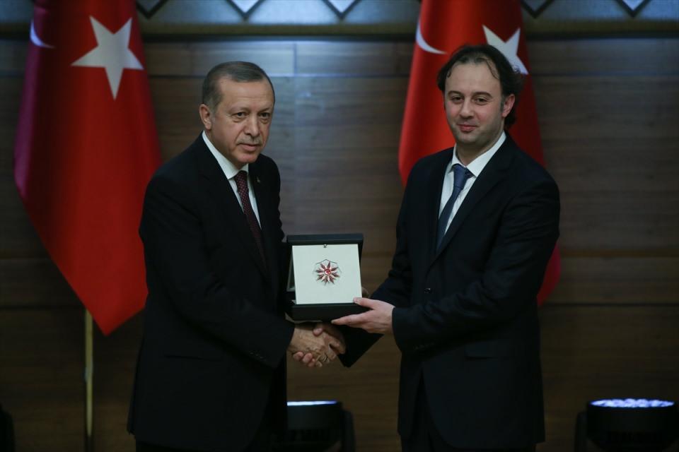 <p>Edebiyat dalında ödül alan Mustafa Kutlu'nun törene katılamaması sebebiyle oğlu Murat Kutlu aldı.</p>
