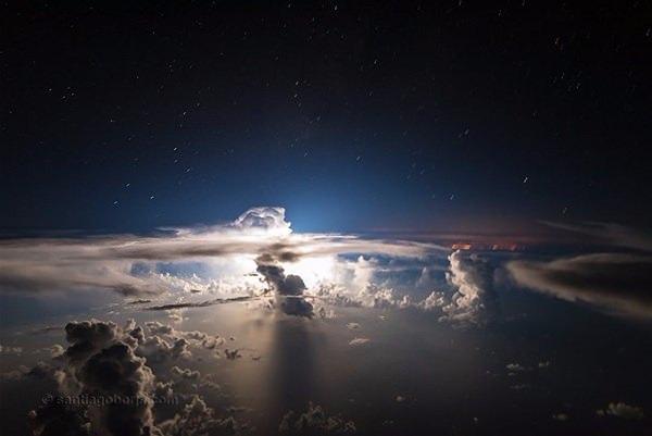<p>Ekvador Havayolları’na ait Boeing 747 uçağının pilotu Santiago Borja, karşısına çıkan fırtınaları kamerasıyla karşılıyor. Borja’nın 11277 metre irtifada çektiği ve ‘Fırtına Porteleri’ olarak isimlendirdiği fotoğraflar, fırtınaların gökyüzünde yerde olduğundan çok daha görkemli olduğunu gözler önüne seriyor.</p>

<ul>
</ul>
